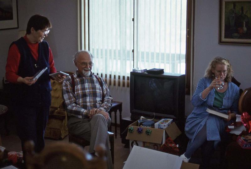 1995-12 Mom Dad and Shelley.jpg